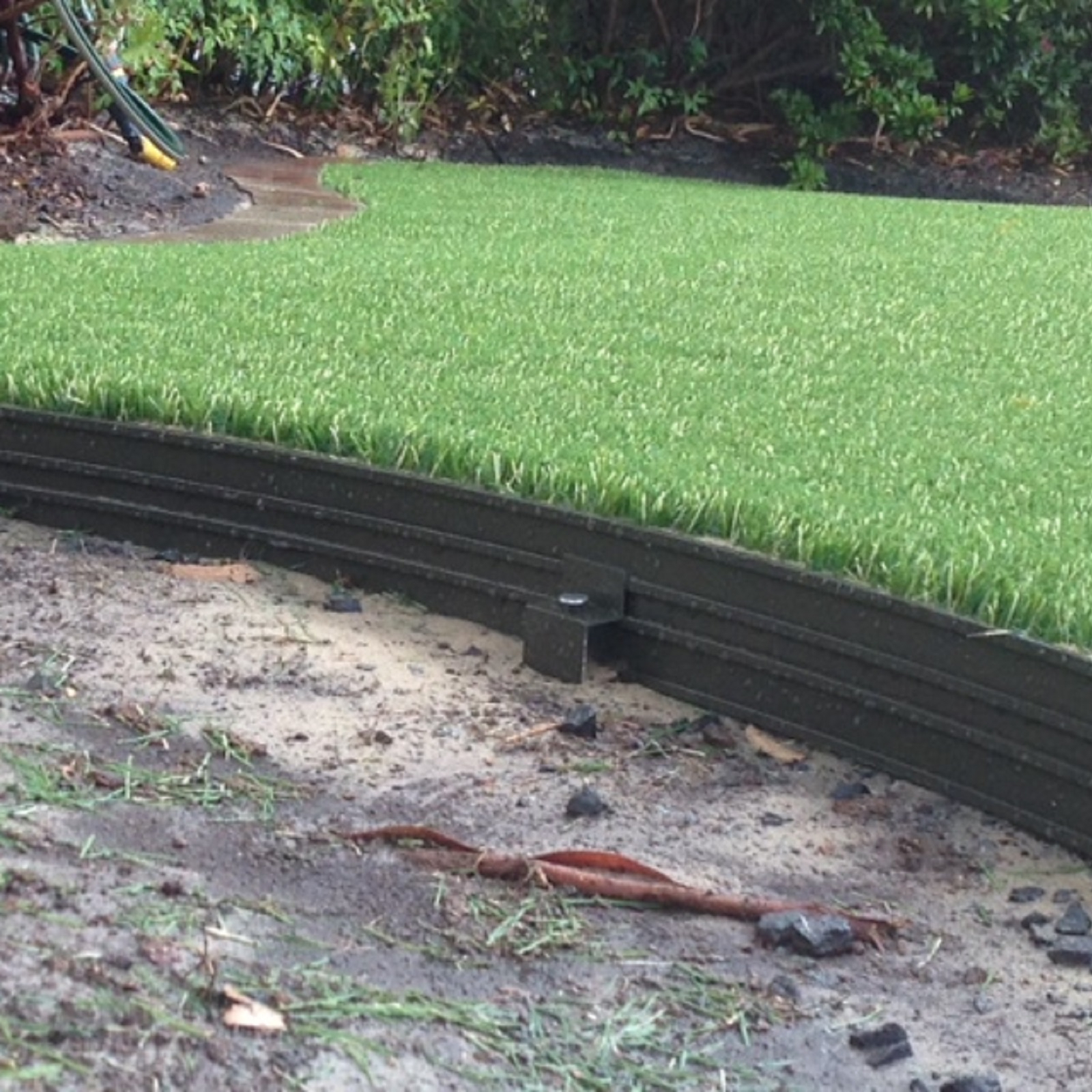 Tuff Edge 2m Olive Powder Coated Aluminium Garden Edge - 6 Pack 9 Tuff Edge 2m Olive Powder Coated Aluminium Garden Edge - 6 Pack